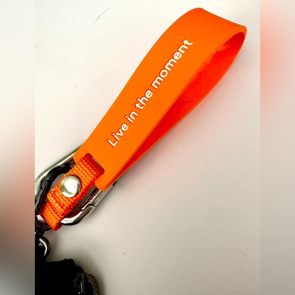 BNWOT Black w/white Lululemon sm clippable pouch & silicone clippable keychain - Picture 5 of 10